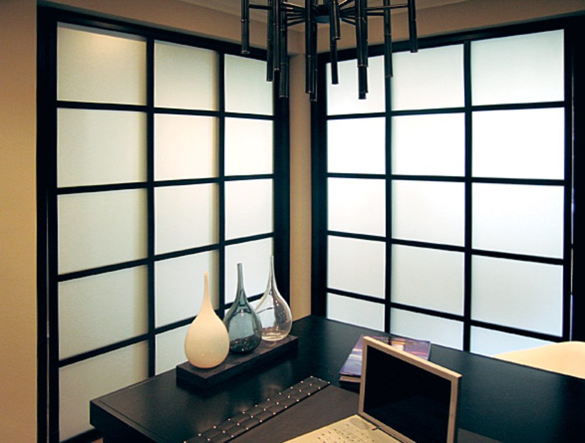 Угловая перегородка в японском стиле с матовым стеклом Кызыл