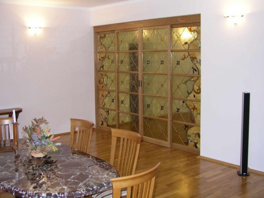 Перегородка для гостиной с цветным стеклом и декоративными вставками Кызыл