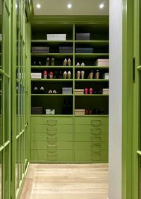 Г-образная гардеробная комната в зеленом цвете Кызыл