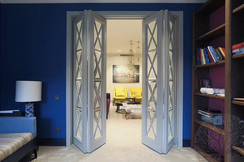 Двери гармошка  для гостиной со стеклами с разделителями Кызыл