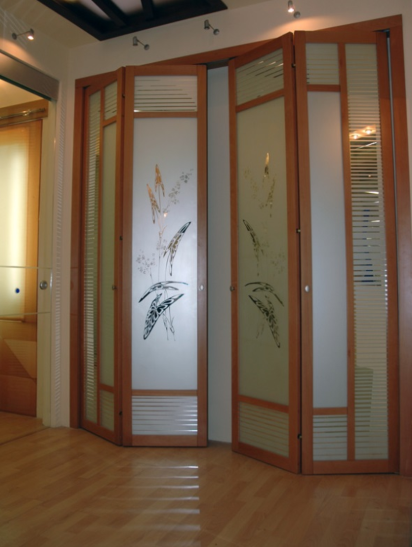 Широкие двери гармошка с матовым стеклом и рисунком Кызыл