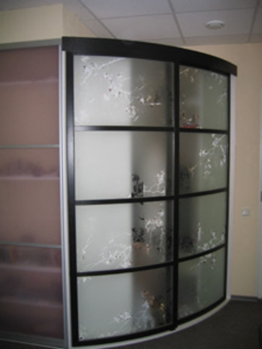 Шкаф купе радиусный с рисунком на стекле Кызыл