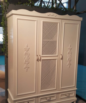 Распашные двери с декоративными накладками Кызыл